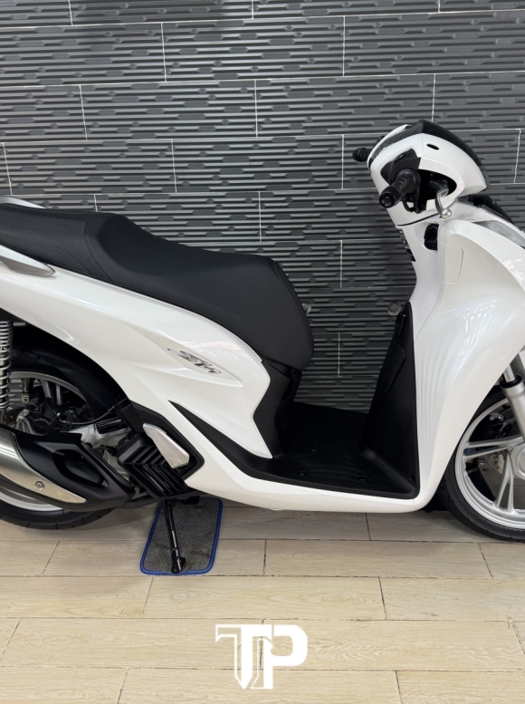Honda SH125 date 2025 Trắng siêu keng 600 cây 